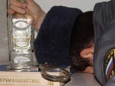 Пьяный полицейский. Фото: whitechannel.ru