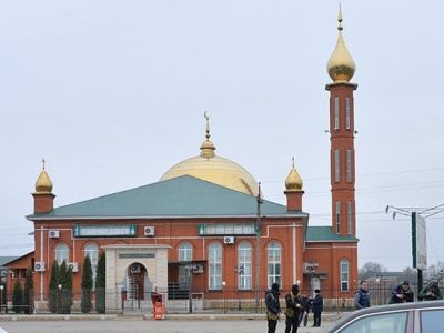 Полиция около мечети. Фото: Rg.ru