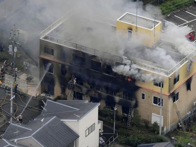 Дым из трехэтажного здания Kyoto Animation при пожаре в Киото. Фото: AP
