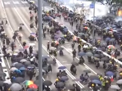 Радикальные демонстранты в Гонконге, 31.8.19. Скрин видео: https://www.youtube.com/watch?v=4kZG-qRiz-8