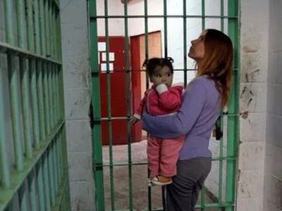 Женщина с ребенком в СИЗО. Фото: Tulactive.ru