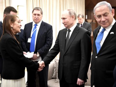 В.Путин, Б.Нетанияху и Я.Иссахар, мать Наамы Иссахар (встреча в ходе визита В.Путина в Израиль): kremlin.ru
