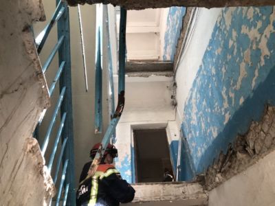 Обрушение лестницы в подъезде. Фото: Saratov.express