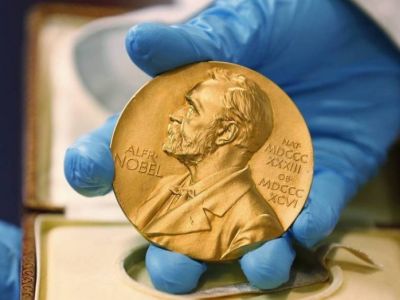 Нобелевская медаль в перчаточном режиме. Фото: apimages.com