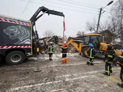Спасатели разбирают завалы после взрыва в Харьковской области. Фото: МВД Украины