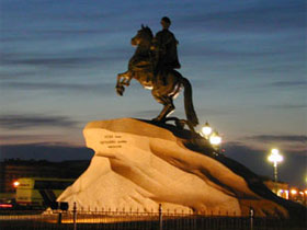 Памятник Петру I   работы Фальконе в Петербурге. Фото russel.narod.ru