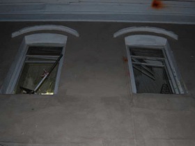 Разбитые окна разгромленного офиса "Румола". Фото: из ЖЖ лидера организации Максима Мищенко