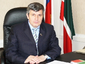 Дукуваха Абдурахманов. Фото с сайта: www.parlamentchr.ru/