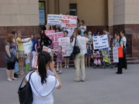 Пикет волгоградских мам. Фото с сайта http://nbp-volzhsky.livejournal.com/204679.html#cutid1