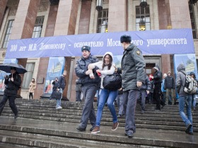 Задержание студентов МГУ. Фото Евгения Фельдмана.