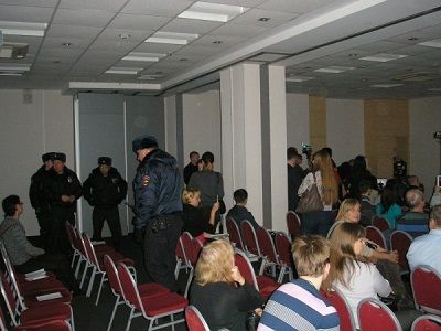 Полиция в помещении, где проводился телемост с МБХ. Источник - http://ic.pics.livejournal.com/