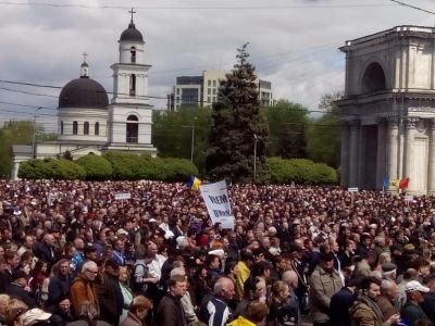 Сейчас в Кишиневе у кафедрального собора. Фото: twitter.com/dacoromania