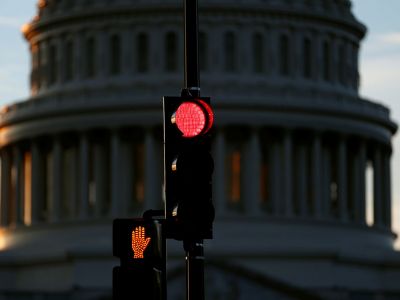 Светофор перед зданием Капитолия в Вашингтоне. Фото: Joshua Roberts/Reuters
