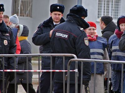 Оцепление полиции и дружинников. Фото: Александр Воронин, Каспаров.Ru