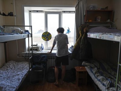 Студент Новосибирского государственного технического университета (НГТУ) в своей комнате в общежитии вуза. Фото: Александр Кряжев / РИА Новости