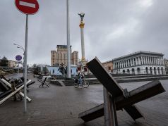 Противотанковые ежи в центре Киева. Фото: Zurab Kurtsikidze / EPA