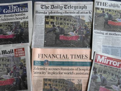 Подборка британских газет за 10 марта 2022 года о воздушном налете на украинскую больницу в Мариуполе. Фото: Evgeniy Maloletka / AP Photo