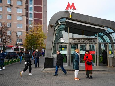 У станции метро Новокосино в Москве. Фото: Павел Бедняков / РИА Новости