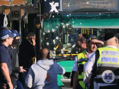 Израильские силы безопасности и медики прибыли на место взрыва на автобусной остановке, 23 ноября 2022 года. Фото: Menahem Kahana /AFP / Getty Images