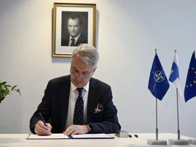 Пекка Хаависто подписывает документ о вступлении Финляндии в НАТО. Фото: Emmi Korhonen/dpa