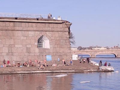 Пляж у Петропавловской крепости в Петербурге, 9.04.23. Фото: t.me/openparad Пляж у Петропавловской крепости в Петербурге, 9.04.23. Фото: t.me/openparad