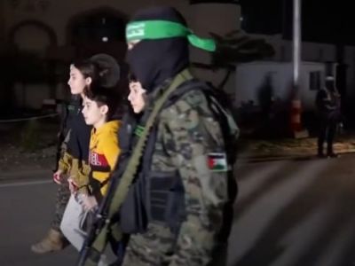 ХАМАС возвращает группу заложников-детей. Фото: AP