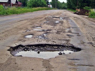 Разбитая дорога. Фото: Александр Воронин, Каспаров.Ru