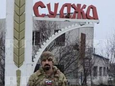 Российский военный на фоне знака 